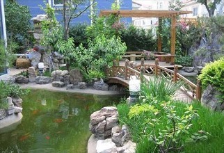 大力推进美丽乡村建设工程，建设生态化的宜居宜业宜游的农民美好生活的幸福家园。我们要以更高标准、更高要求、更丰富内涵实施好万村景区化的“新千万工程”，努力实现从局部美到全域美、一时美到持久美、外在美到内在美、环境美到人文美、形象美到制度美的转型升级，工作重心要从建设美丽乡村向经营美丽乡村和共享美丽乡村转变。我们要致力于建设一批高标准、高颜值、高普惠、可推广的美丽乡村建设示范县，全面提升县域村庄垃圾分类无害化处理、污水治理、“三改一拆”等人居环境治理水平，打造一批美丽村庄、美丽庭院、美丽田园、美丽庄园、美丽乡道、美丽水道等美美与共的美丽乡村风景线。要把万村景区化的“新千万工程”作为经营美丽乡村、发展美丽经济的新抓手，在全省建设一万个A级景区村庄和一千个AAA级以上景区村庄，努力使景区化村庄成为乡村旅游的目的地。